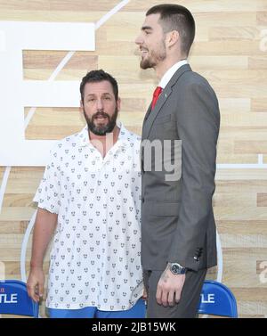 Los Angeles, Stati Uniti. 01st giugno 2022. (L-R) Adam Sandler e Juancho Hernangomez al Netflix's HUSTLE Los Angeles Premiere tenuto al Regency Village Theatre di Westwood, CA mercoledì 1 giugno 2022. (Foto di Sthanlee B. Mirador/Sipa USA) Credit: Sipa USA/Alamy Live News Foto Stock
