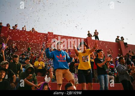 KEIRI, EASTJAVA, INDONESIA - 4 ottobre 2019: I fan dei sostenitori di Persik si acclamano e celebrano l'obiettivo durante il League Match Foto Stock