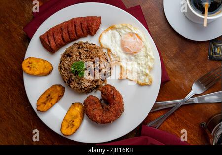 Deliziosa colazione tipica Costa Rica con caffè gallo pinto Foto Stock