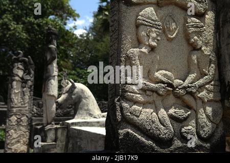 Bassorilievi raffiguranti la vita tradizionale sono visibili sulle tombe reali nel villaggio tradizionale di Umabara a Watu Hadang, Umalulu, Sumba orientale, Nusa Tenggara orientale, Indonesia. Realizzate in cemento, le tombe sono progettate per essere allineate alla tradizione megalitica Sumbanese. Foto Stock