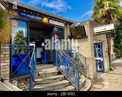 Kew Gardens Station - una stazione metropolitana e di terra di Londra vicino a Richmond. Ingresso con palme in una giornata di cielo blu soleggiato. Foto Stock