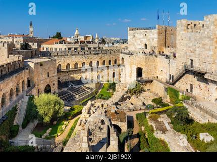 Gerusalemme, Israele - 12 ottobre 2017: Cortile interno, mura e sito archeologico di scavo della fortezza della cittadella di David nella Città Vecchia Foto Stock