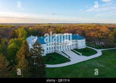 Vista aerea sul Castello di Festetics, l'unico castello classicista della contea di Fejér, circondato dal più grande parco inglese dell'Ungheria. Foto Stock