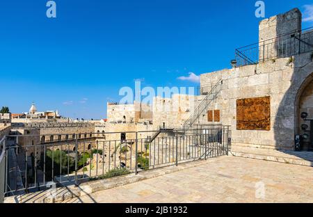 Gerusalemme, Israele - 12 ottobre 2017: Mura, fianchi e cortile interno della roccaforte della cittadella di Davide nella Città Vecchia di Gerusalemme Foto Stock