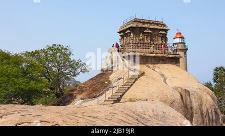 INDIA, TAMILNADU, MAHABALIPURAM, Marzo 2022, turista al Tempio di Olakannesvara dalla cima della collina Foto Stock
