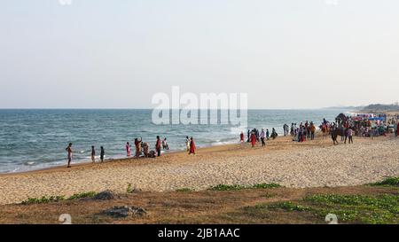 INDIA, TAMILNADU, MAHABALIPURAM, marzo 2022, turista a spiaggia di pellegrinaggio durante la sera Foto Stock