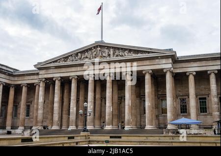 Londra, Regno Unito - 3 maggio 2022: La parte anteriore del British Museum di Londra Foto Stock