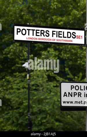 Segnaletica stradale per Potters Fields, Londra, SE1 Inghilterra. Foto Stock