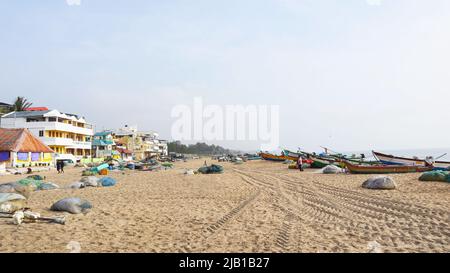 INDIA, TAMILNADU, MAHABALIPURAM, Marzo 2022, persone a Mahabalipuram Beach con barche, vista mattutina Foto Stock