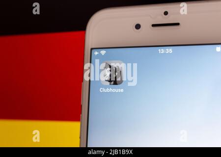 Kumamoto, GIAPPONE - Feb 15 2021 : immagine di concetto Clubhouse app sullo schermo di iPhone con bandiera Germania sfondo. Foto Stock