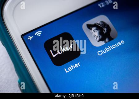 Kumamoto, GIAPPONE - Mar 10 2021 : Leher app, piattaforma live che permette agli utenti di ascoltare le conversazioni, ecc da audio e video, con Clubhouse su iPhone. Foto Stock