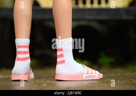 Dresda, Germania. 27th maggio 2022. ILLUSTRAZIONE - Un ragazzo indossa adilette e calze da tennis. (Posed scene) Credit: Robert Michael/dpa/Alamy Live News Foto Stock