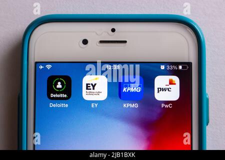 Kumamoto, GIAPPONE - Mar 10 2021 : icone di grandi 4 società di contabilità (Deloitte Touche Tohmatsu, Ernst e Young, KPMG & PricewaterhouseCoopers), su iPhone Foto Stock