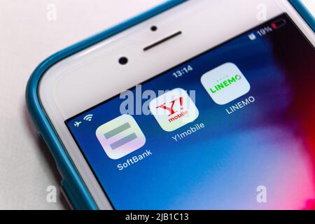 Immagine concettuale delle icone Softbank, Y!mobile e LINEMO sull'iPhone. Ymobile e LINEMO sono un piano mobile a basso costo di Softbank Mobile Group. Foto Stock