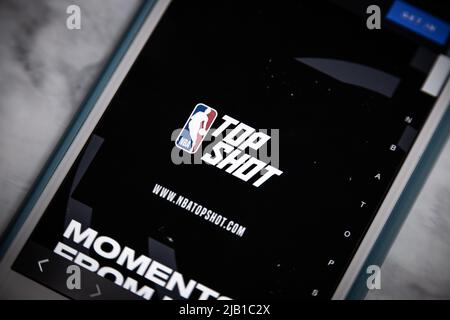 Sito web di NBA Top Shot, un forum per la raccolta di trading di basket digitali highlights, su iPhone. Gli utenti possono acquistare e vendere videoclip chiamati "momenti" Foto Stock