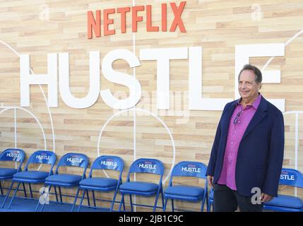 Los Angeles, Stati Uniti. 01st giugno 2022. Jon Lovitz arriva al Netflix's HUSTLE Los Angeles Premiere tenuto al Regency Village Theatre di Westwood, California, mercoledì 1 giugno 2022. (Foto di Sthanlee B. Mirador/Sipa USA) Credit: Sipa USA/Alamy Live News Foto Stock