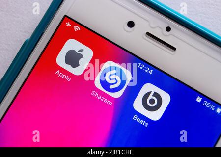 Kumamoto, GIAPPONE - Mar 10 2021 : Apple, Shazam e Beats di Dre icone su iPhone. Beats e Shazam sono filiali di Apple Inc. Foto Stock