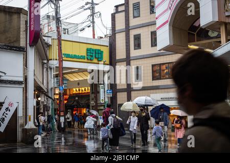 Kyoto, GIAPPONE - Apr 4 2021 : via Teramachi (nome significa Città del Tempio), che corre da nord a sud da via Kuramaguchi a via Gojo, e la gente in giornata piovosa Foto Stock