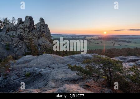 Timmenrode, Germania. 02nd giugno 2022. I primi raggi di luce del giorno colpì l'hamburger Wappen. La formazione di arenaria fa parte di un sentiero che si snoda dal Großvaterfelsen vicino a Blankenburg fino all'Hamburger Wappen vicino a Timmenrode. Noto anche come il 'Löbbeckestieg', il tratto del sentiero di cresta nella zona del Teufelsmauer è considerato il tratto più vario del sentiero escursionistico a lunga distanza. Con l'aumento delle temperature nella regione, le tempeste di thunderstorms possono formarsi ancora nella seconda metà della settimana. Credit: Stephan Schulz/dpa/ZB/dpa/Alamy Live News Foto Stock