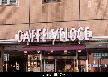 Fukuoka, GIAPPONE - Apr 7 2021 : Store sign of CAFFE VELOCE, catena di caffetterie giapponesi by Chat Noir Company, in giornata di sole Foto Stock