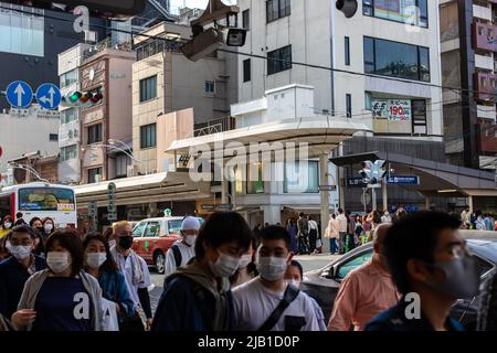 Kawaramachi dori Street vicino alla stazione Kyoto-Kawaramachi e la folla di persone in movimento. Le persone indossano la maschera facciale per evitare la diffusione di COVID-19 Foto Stock