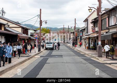 Kyoto, GIAPPONE - 5 Apr 2021 : Nagatsuji-dori Street in giorno nuvoloso. Si estende dall'estremità nord del Ponte di Togetsu-kyo attraverso il centro di Arashiyama. Foto Stock