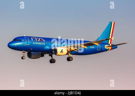 Milano, Italia - 24 marzo 2022: Aereo ITA Airways Airbus A320 all'aeroporto di Milano Linate (LIN) in Italia. Foto Stock