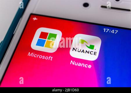 Kumamoto, GIAPPONE - Apr 13 2021 : Nuance Communications, azienda tecnologica statunitense che è conosciuta come la sua attività di riconoscimento vocale, e Microsoft su iPhone Foto Stock