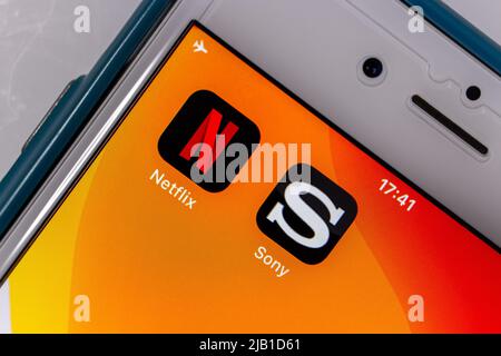 Kumamoto, GIAPPONE - Apr 13 2021 : icone Netflix & Sony Pictures su iPhone. A partire dal 2022, hanno stabilito un contratto pluriennale per la concessione di licenze per lo streaming online Foto Stock