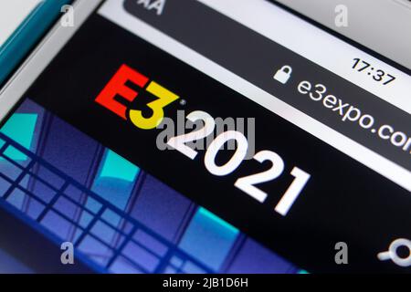 Kumamoto, GIAPPONE - Apr 13 2021 : Closeup logo E3 (Electronic Entertainment Expo), un evento commerciale per l'industria dei videogiochi, sullo schermo di iPhone Foto Stock