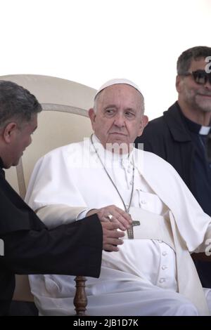 Città del Vaticano, Vaticano. 01 giugno 2022. Papa Francesco durante l'udienza generale settimanale in Piazza San Pietro in Vaticano. Credit: Maria Grazia Picciarella/Alamy Live News Foto Stock