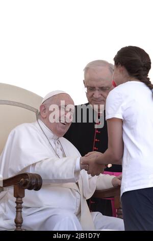 Città del Vaticano, Vaticano. 01 giugno 2022. Papa Francesco durante l'udienza generale settimanale in Piazza San Pietro in Vaticano. Credit: Maria Grazia Picciarella/Alamy Live News Foto Stock