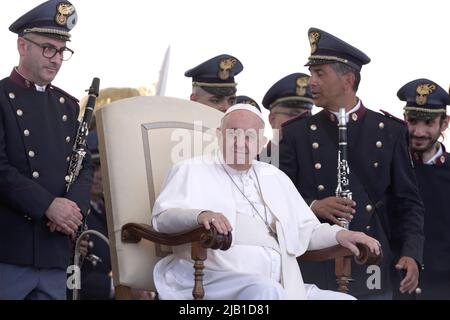 Città del Vaticano, Vaticano. 01 giugno 2022. Papa Francesco durante l'udienza generale settimanale in Piazza San Pietro in Vaticano. Credit: Maria Grazia Picciarella/Alamy Live News Foto Stock