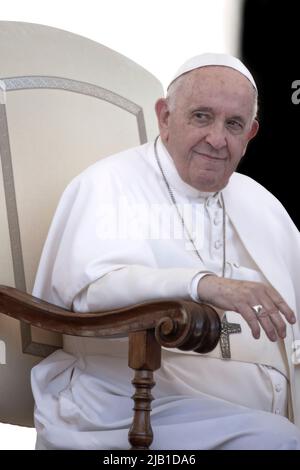 Città del Vaticano, Vaticano. 01 giugno 2022. Papa Francesco durante l'udienza generale settimanale in Piazza San Pietro in Vaticano. Credit: Maria Grazia Picciarella/Alamy Live News Foto Stock