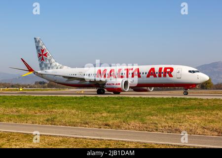 Bergamo, Italia - 25 marzo 2022: Velivolo Malta Air Boeing 737-8-200 MAX all'aeroporto di Bergamo (BGY) in Italia. Foto Stock