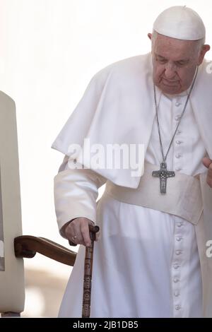 Città del Vaticano, Vaticano. 01 giugno 2022. Papa Francesco durante l'udienza generale settimanale in Piazza San Pietro in Vaticano. Credit: Maria Grazia Picciarella/Alamy Live News Foto Stock