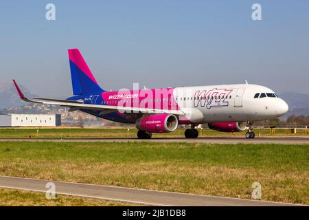 Bergamo, Italia - 25 marzo 2022: Velivolo WizzAir Airbus A320 all'aeroporto di Bergamo (BGY) in Italia. Foto Stock