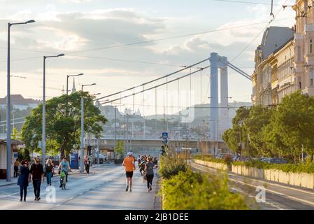 La gente sulla strada è chiusa per il traffico durante il fine settimana. Budapest Foto Stock