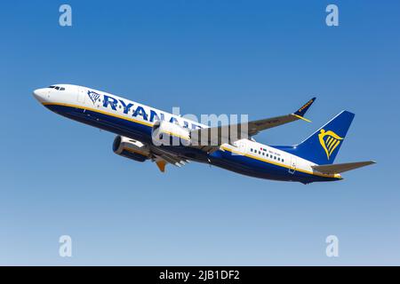 Bergamo, Italia - 23 marzo 2022: Ryanair Boeing 737-8-200 MAX aereo all'aeroporto di Bergamo (BGY) in Italia. Foto Stock