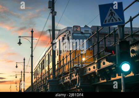 Tram 2 di Budapest sul cavalcavia Foto Stock