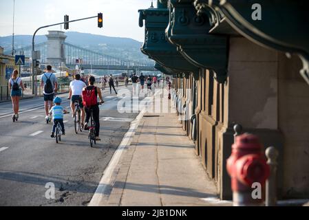 La gente sulla strada è chiusa per il traffico durante il fine settimana. Budapest Foto Stock