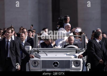 Città del Vaticano, Vaticano. 01 giugno 2022. Papa Francesco durante l'udienza generale settimanale in Piazza San Pietro in Vaticano. Credit: Maria Grazia Picciarella/Alamy Live News Foto Stock