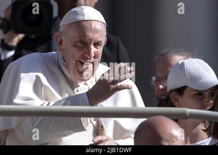 Città del Vaticano, Vaticano. 01 giugno 2022. Papa Francesco durante l'udienza generale settimanale in Piazza San Pietro in Vaticano. Credit: Maria Grazia Picciarella/Alamy Live News Foto Stock