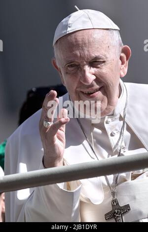 Città del Vaticano, Vaticano. 01 giugno 2022. Papa Francesco durante l'udienza generale settimanale in Piazza San Pietro in Vaticano. Credit: Maria Grazia Picciarella/Alamy Live News Foto Stock