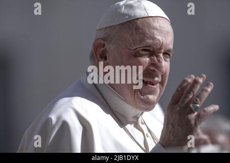 Città del Vaticano, Vaticano. 01 giugno 2022. Papa Francesco durante l'udienza generale settimanale in Piazza San Pietro in Vaticano. Credit: Maria Grazia Picciarella/Alamy Live News Foto Stock