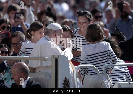 Città del Vaticano, Vaticano. 01 giugno 2022. Papa Francesco durante l'udienza generale settimanale in Piazza San Pietro in Vaticano. Credit: Maria Grazia Picciarella/Alamy Live News Foto Stock