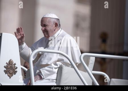 Città del Vaticano, Vaticano. 01 giugno 2022. Papa Francesco durante l'udienza generale settimanale in Piazza San Pietro in Vaticano. Credit: Maria Grazia Picciarella/Alamy Live News Foto Stock