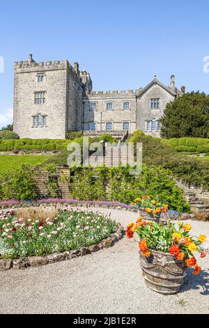 La terrazza inferiore del Castello di Sizergh nel Lake District inglese vicino a Kendal, Cumbria, Inghilterra Regno Unito Foto Stock