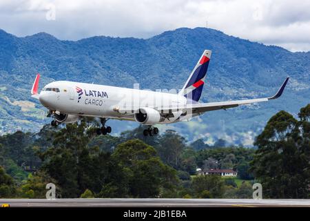 Medellin, Colombia - 19 aprile 2022: LATAM Cargo Boeing 767-300F aereo all'aeroporto Medellin Rionegro (MDE) in Colombia. Foto Stock