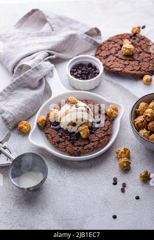 Biscotti giganti al cioccolato con gelato Foto Stock